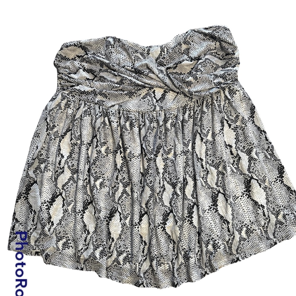 078 Torrid Strapless Peplum Top